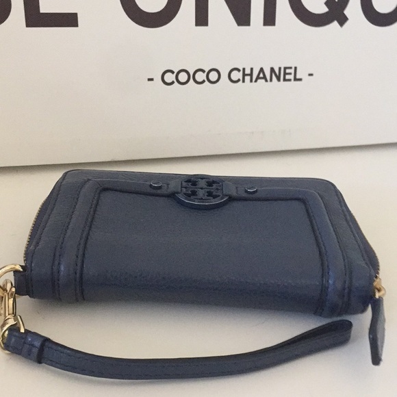 Tory Burch wristlet in navy - Picture 4 of 5
